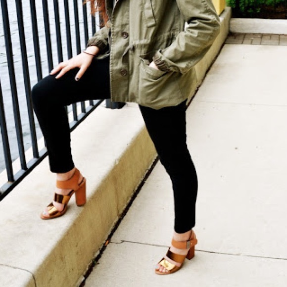 Sam Edelman Yelena Chunky Leather Strapped Sandal - Picture 3 of 10